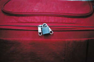 網曝普通圓珠筆可輕松劃開行李箱拉鏈 記者證實